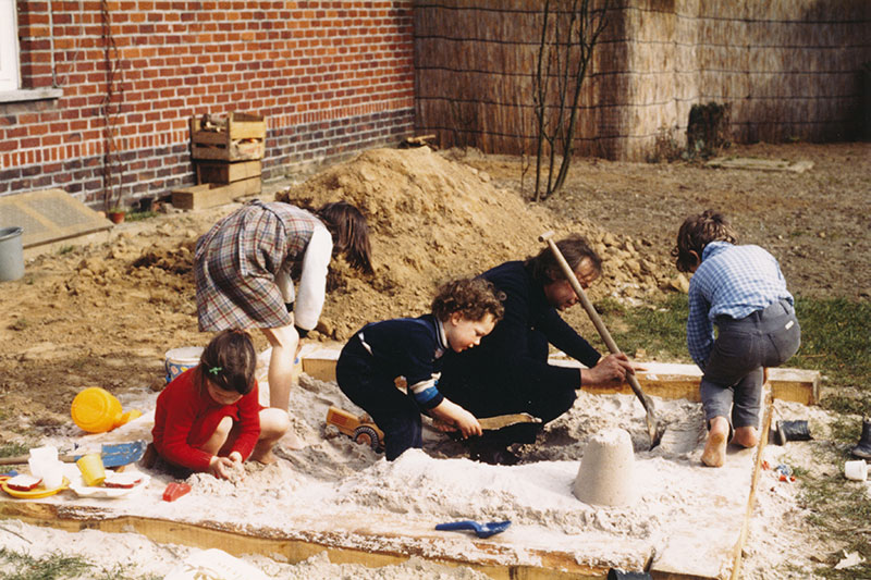 Geert fabrique un bac à sable avec l’aide des enfants